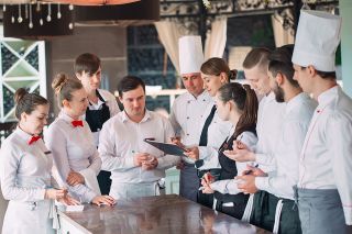 © davit85 - stock.adobe.com Foto: Küchenpersonal Meeting