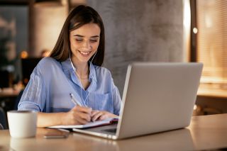 © JustLife - stock.adobe.com Foto: lächelnde Frau mit Laptop