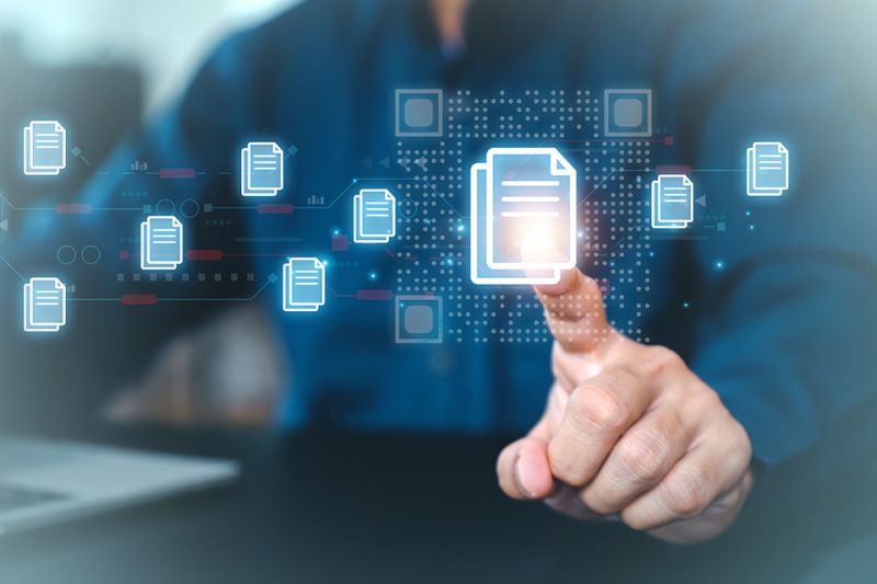 © Eakrin - stock.adobe.com Foto: Finger zeigt auf Dokument-Icon