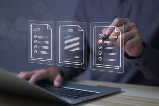 © luechai - Adobe Stock.com Foto: Laptop mit digitaler Checkliste