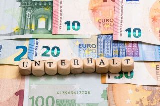 © pusteflower9024 - stock.adobe.com Foto: Schriftzug Unterhalt und Euroscheine