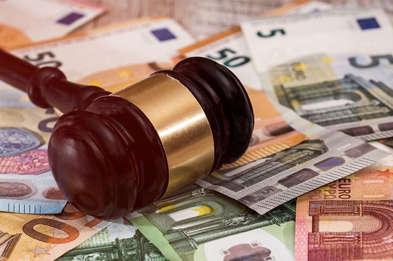 © RomanR - stock.adobe.com Foto: Richterhammer auf Geldscheinen