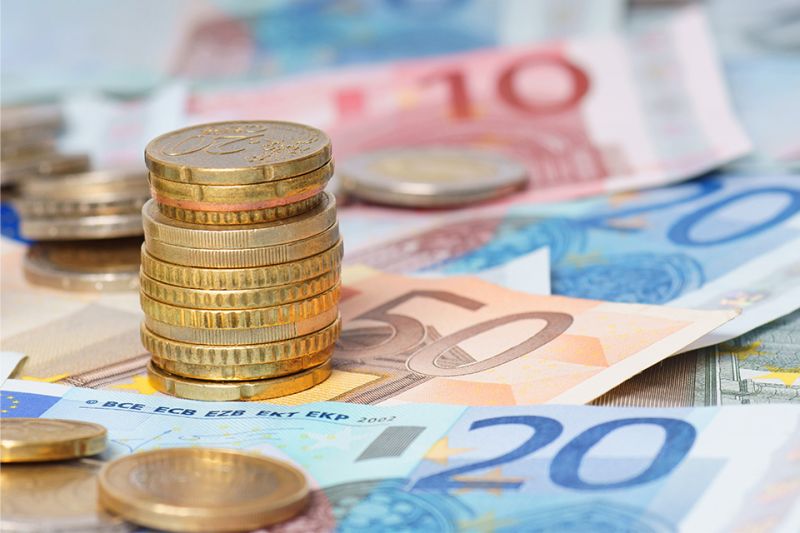 © PhotographyByMK - Adobe Stock.com Foto: Geldmünzen und Geldscheine